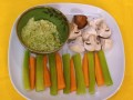 Agavennektar-Tofu und Früchte-Frühstücks-Platte mit Avocado-Tofu-Dip (Französisch)