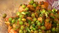 Batata temperada com feno-grego e ervilhas com sooji chilla (panquecas de semolina) indiano (em Hindi)