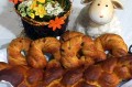Ngày Phục Sinh ở
Hung Gia Lợi: Bánh mì sữa thuần chay,
bánh sừng trâu ngọt,
và món rắc thơm
