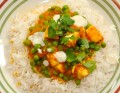 Món Ấn matar paneer 
(Cà-ri đậu Hòa Lan 
và phó-mát chay)
với cơm basmati
