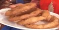 Kolumbiai parti enyucado (manióka sütemény) szójatejes, kókuszos rizspudinggal (spanyolul)