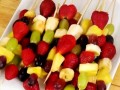 آشپزی با کودکان: سیخ میوه های بامزه با سس وگان خوشمزه (به زبان انگلیسی)